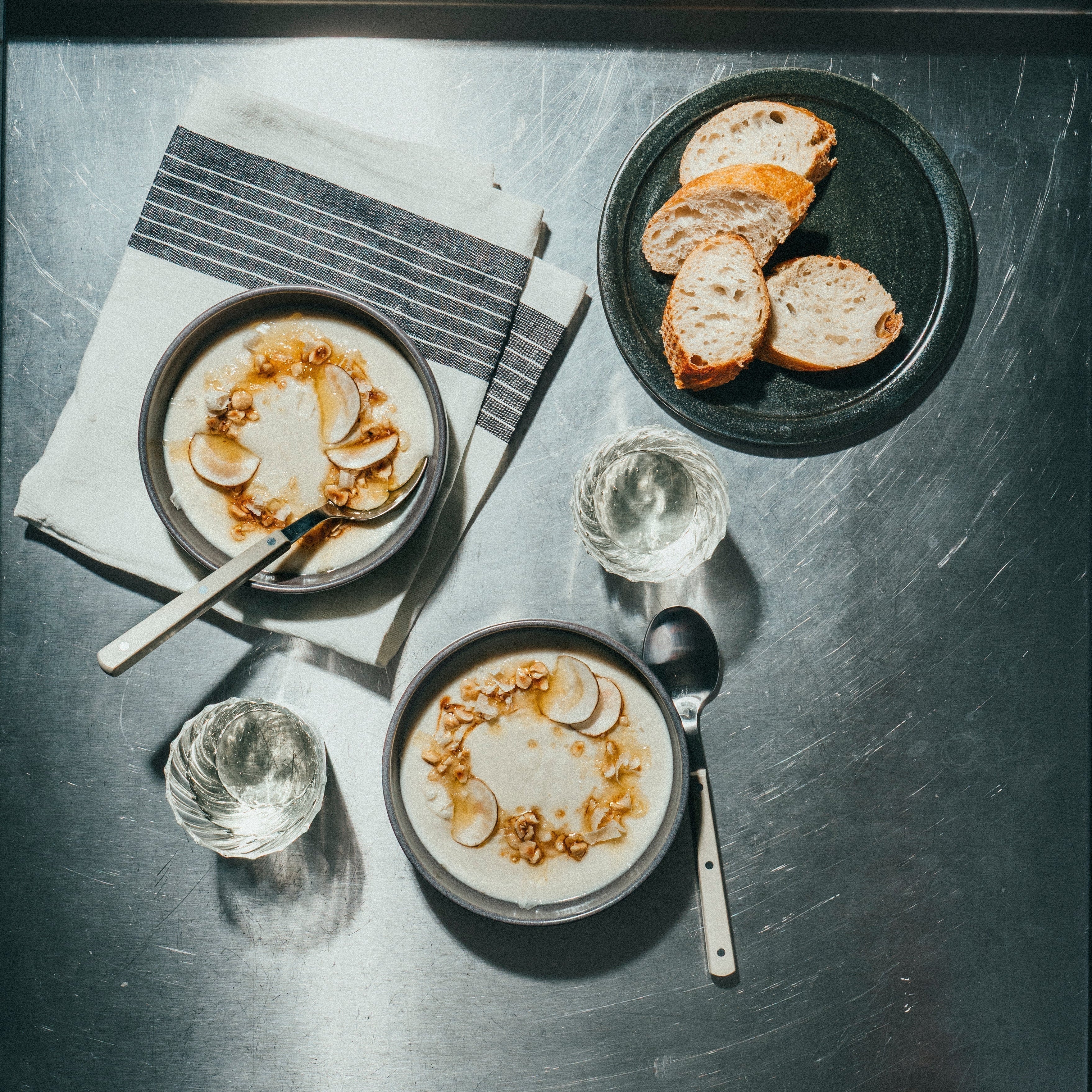Mussel- och jordärtskockssoppa med brynt hasselnötssmör