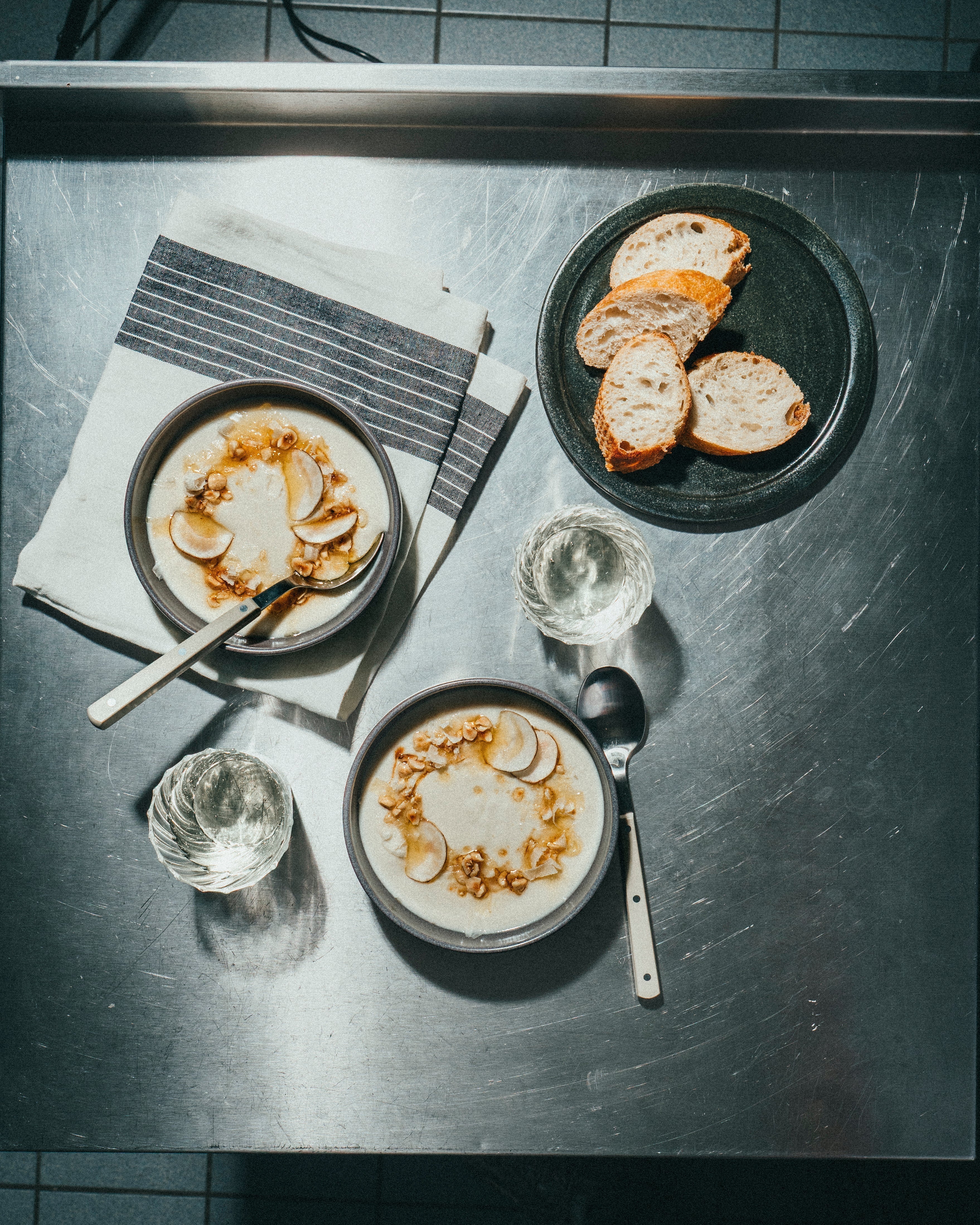 Mussel- och jordärtskockssoppa med brynt hasselnötssmör
